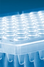 Microplaque PCR 96 puits incolore demi cadre sur élevé profil bas